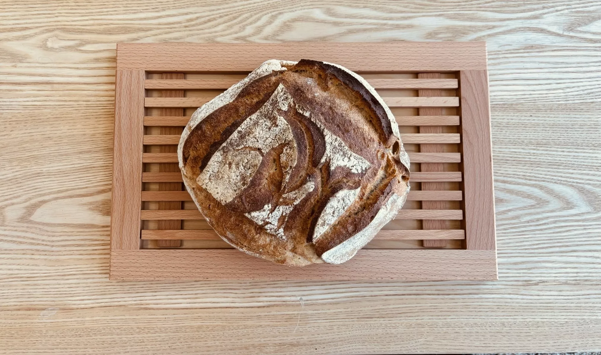 Planche à pain rectangulaire avec grille amovible en hêtre