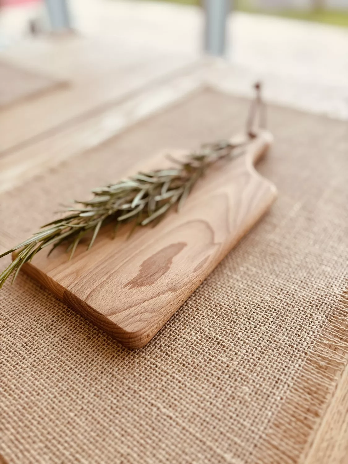 Planche à découper en hêtre avec poignée et lien