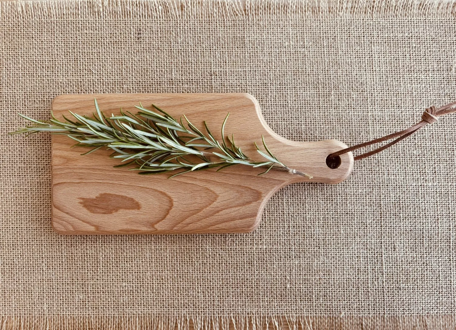 Planche à découper en hêtre avec poignée et lien
